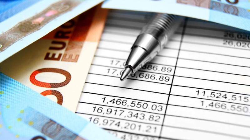 Euro con penna e cifre scritte su un foglio